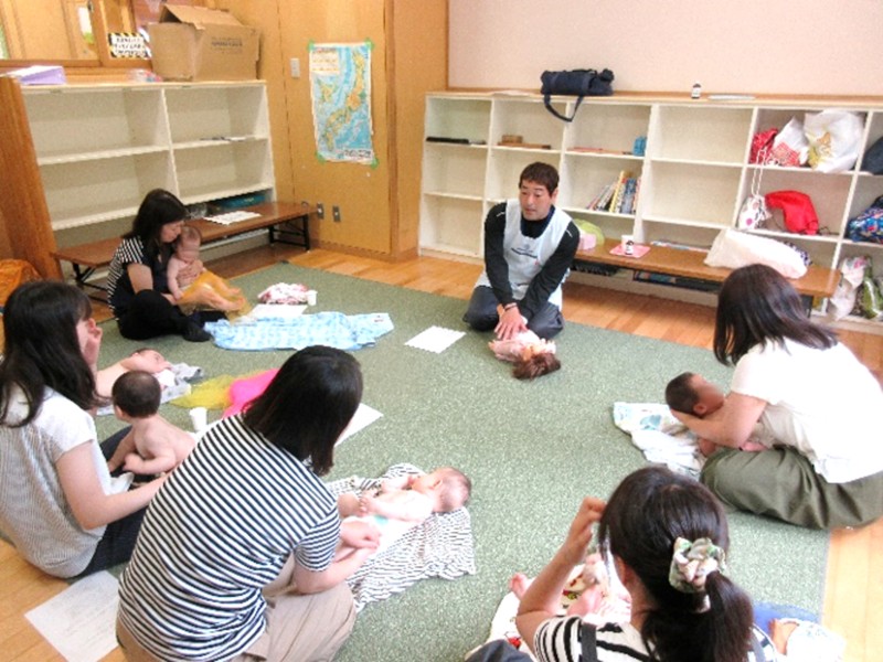 新米ママ向けに赤ちゃんのマッサージ教室も開催