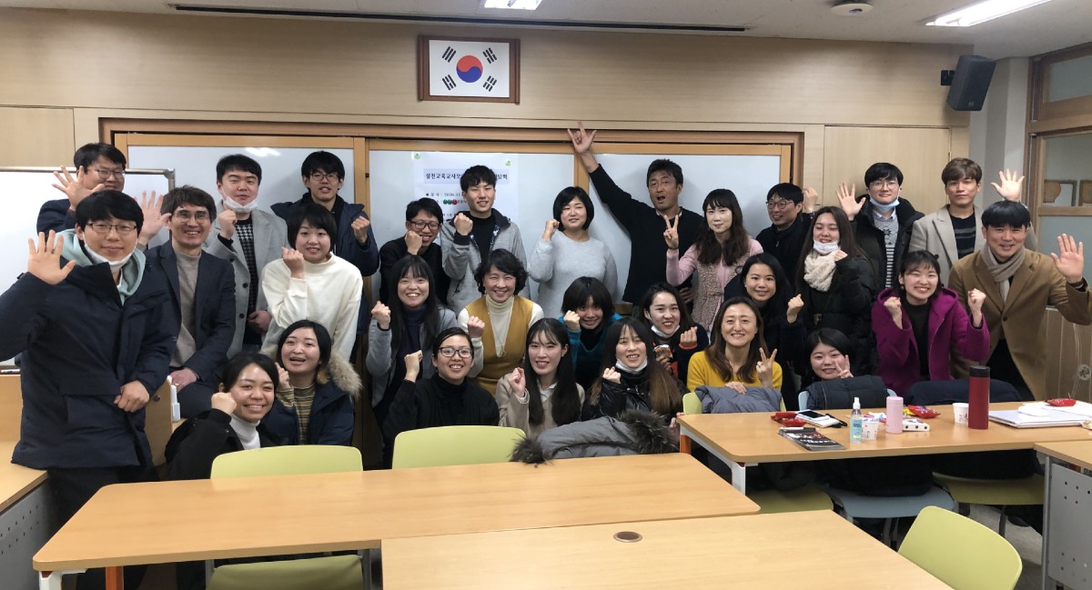 「実践教育教師の会」の皆さんと「EDUTRIP in 韓国」の参加者での集合写真