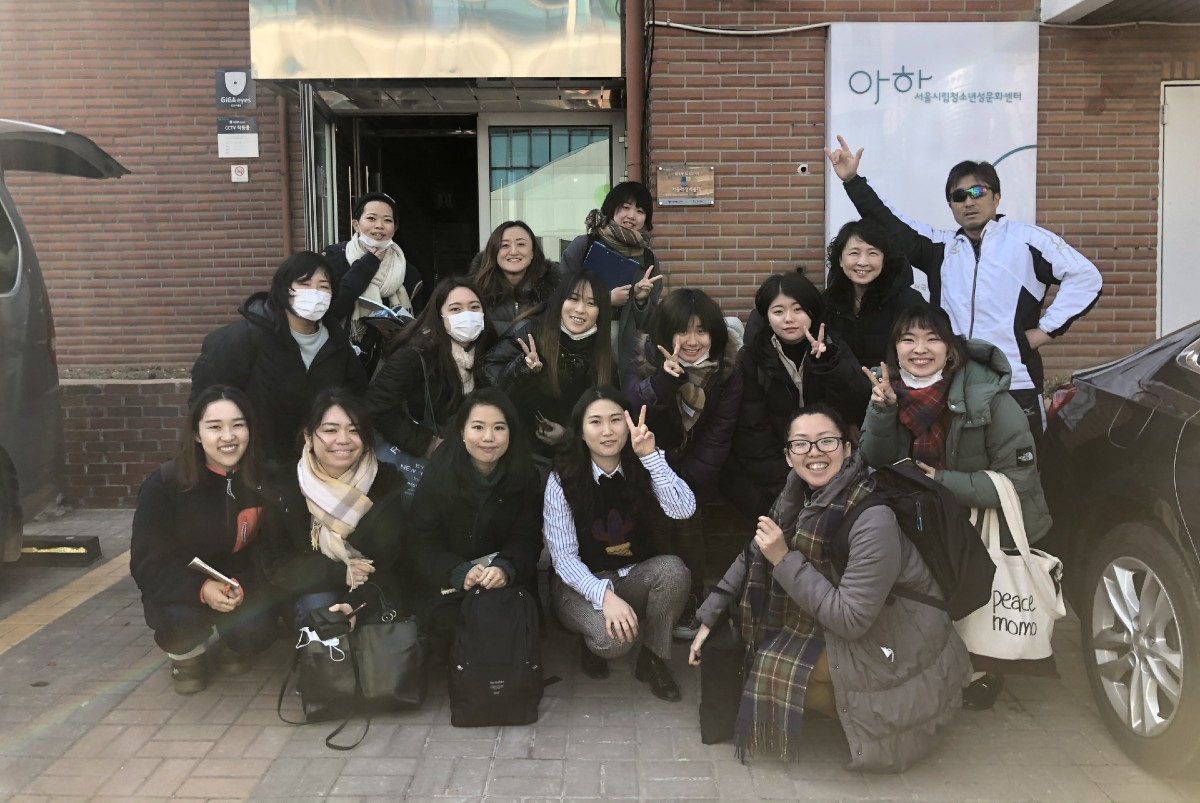 「アハセンター」の皆さんと「EDUTRIP in 韓国」の参加者での集合写真