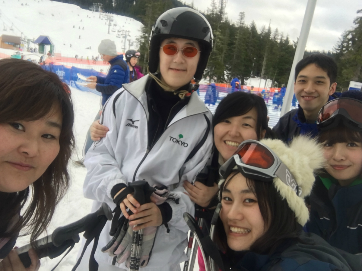 WIEでは、視覚障害の学生の留学もサポートしている。写真はスキーを行った時の様子