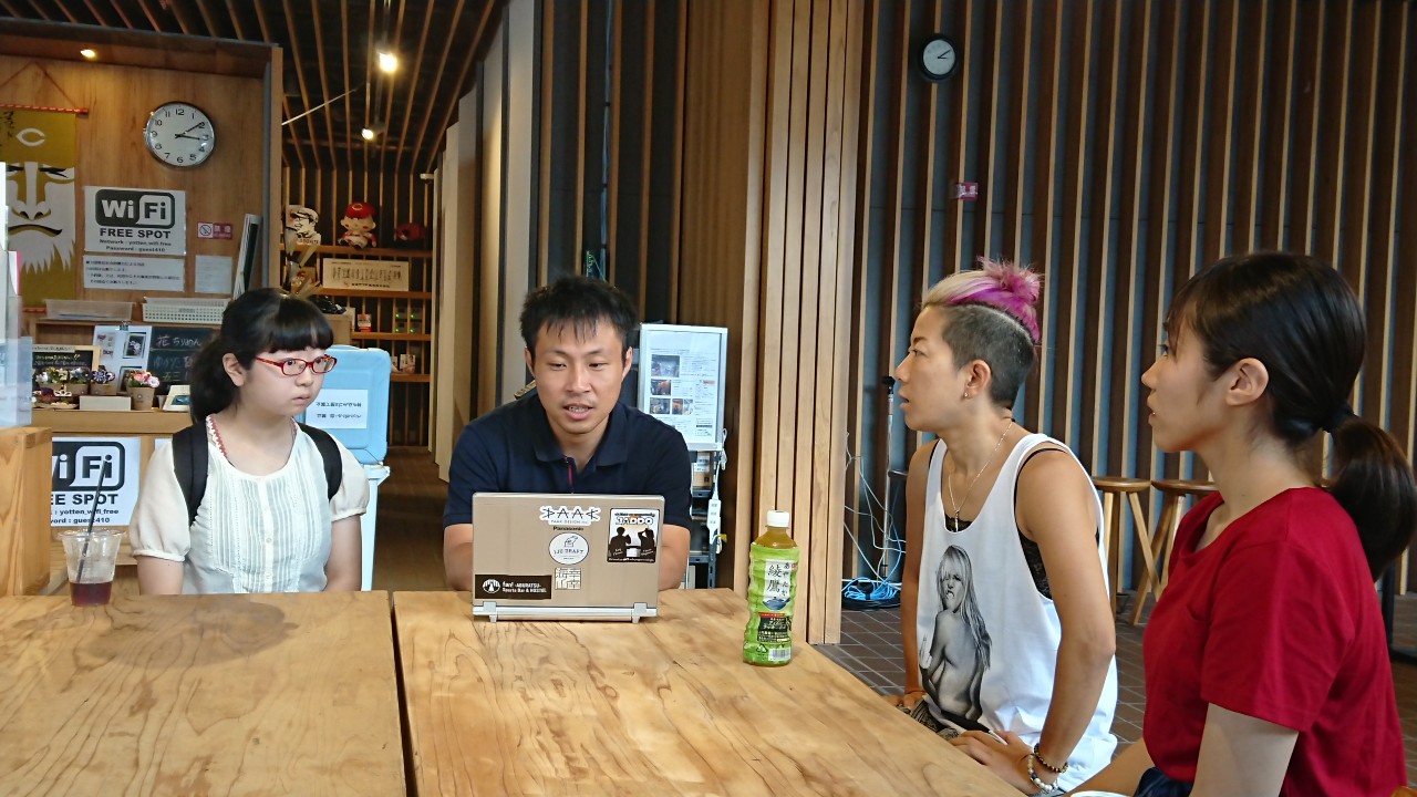 日南市マーケティング専門官の田鹿さんと、アイドルプロデューサーのMAKI先生の打ち合わせ。受け入れている社会人同士の打ち合わせが入ることも