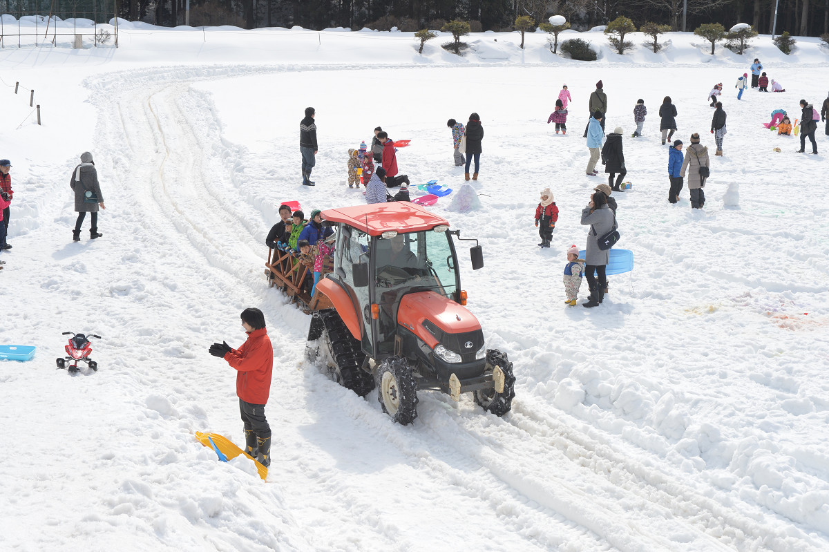 子どもと保護者が雪の中で自由に遊びます