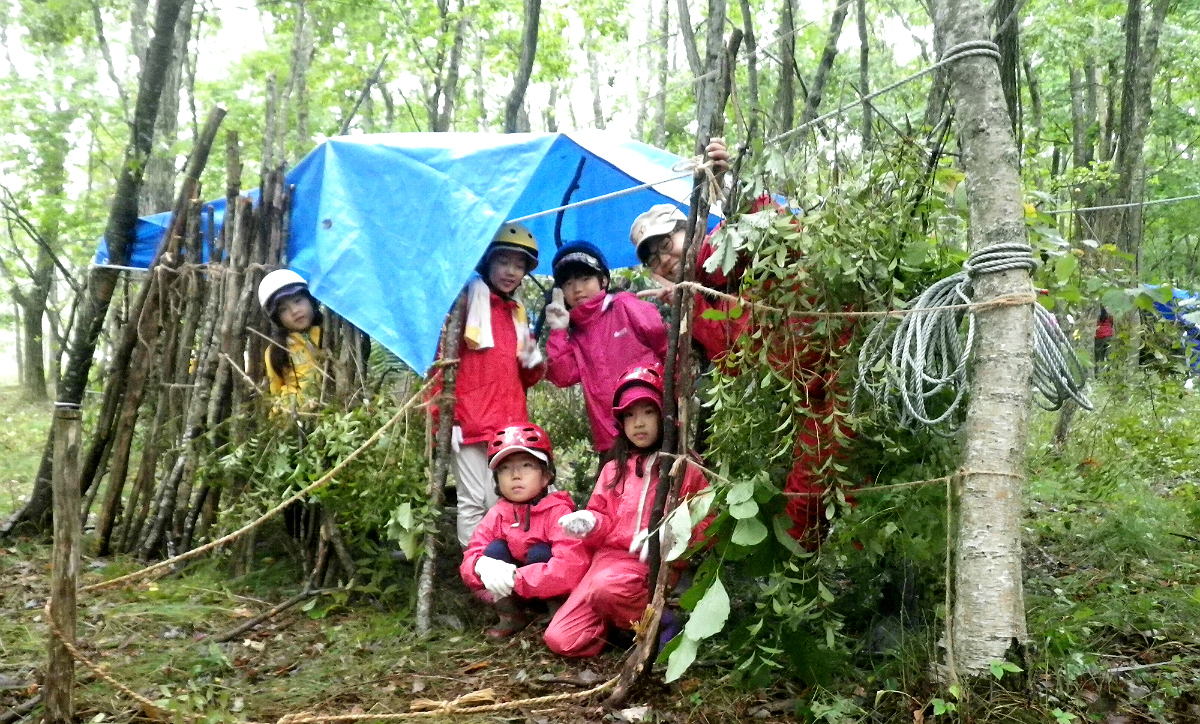 北海道でのサマーキャンプの様子：森の中で自分たちの秘密基地を作り、実際に一晩泊まってみる。